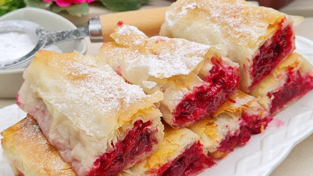 Хрупкав десерт с кори за баница и череши